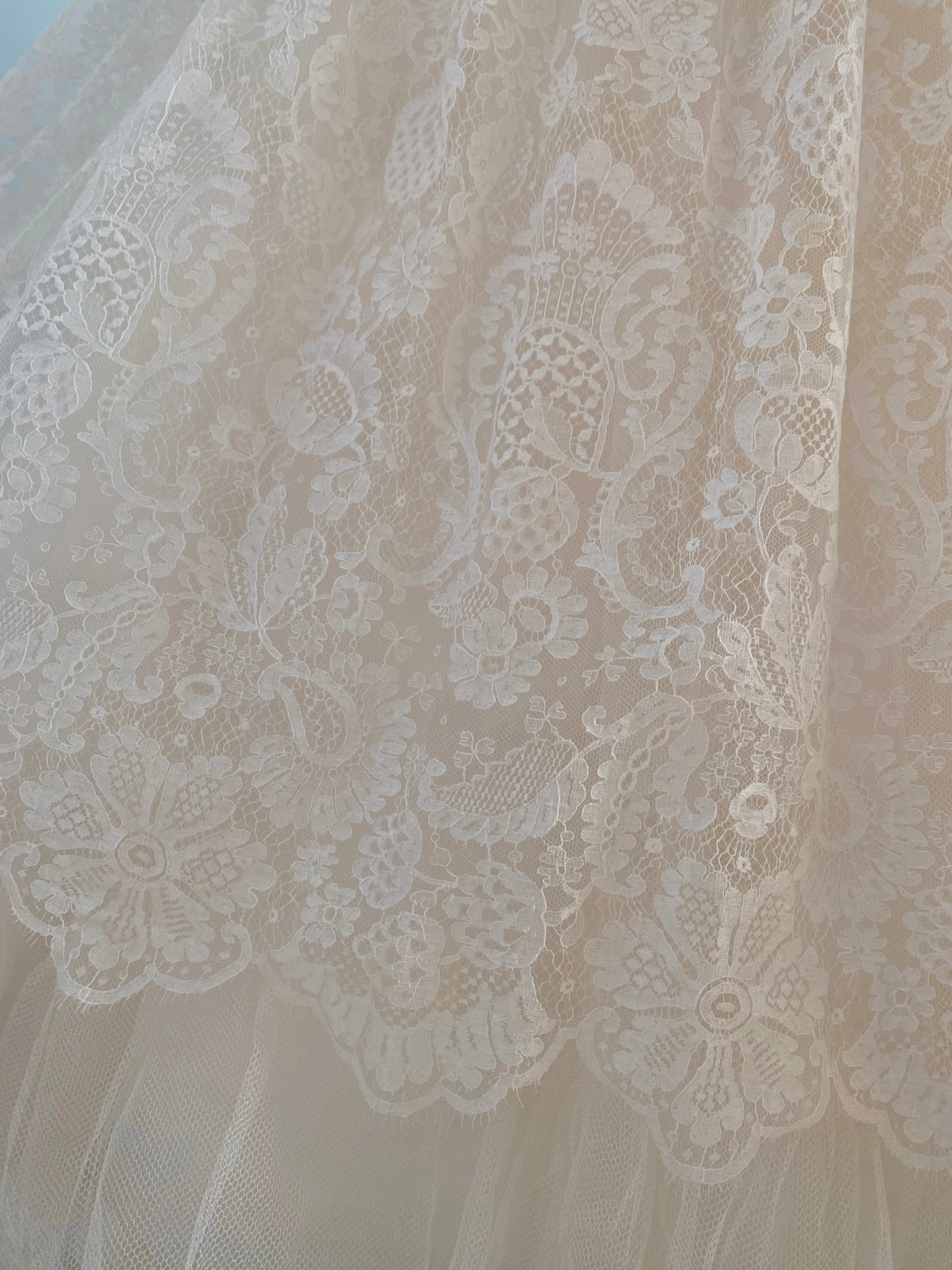 Breathtaking 1950's Chantilly Lace Wedding Dress In Blushing Ivory / Small