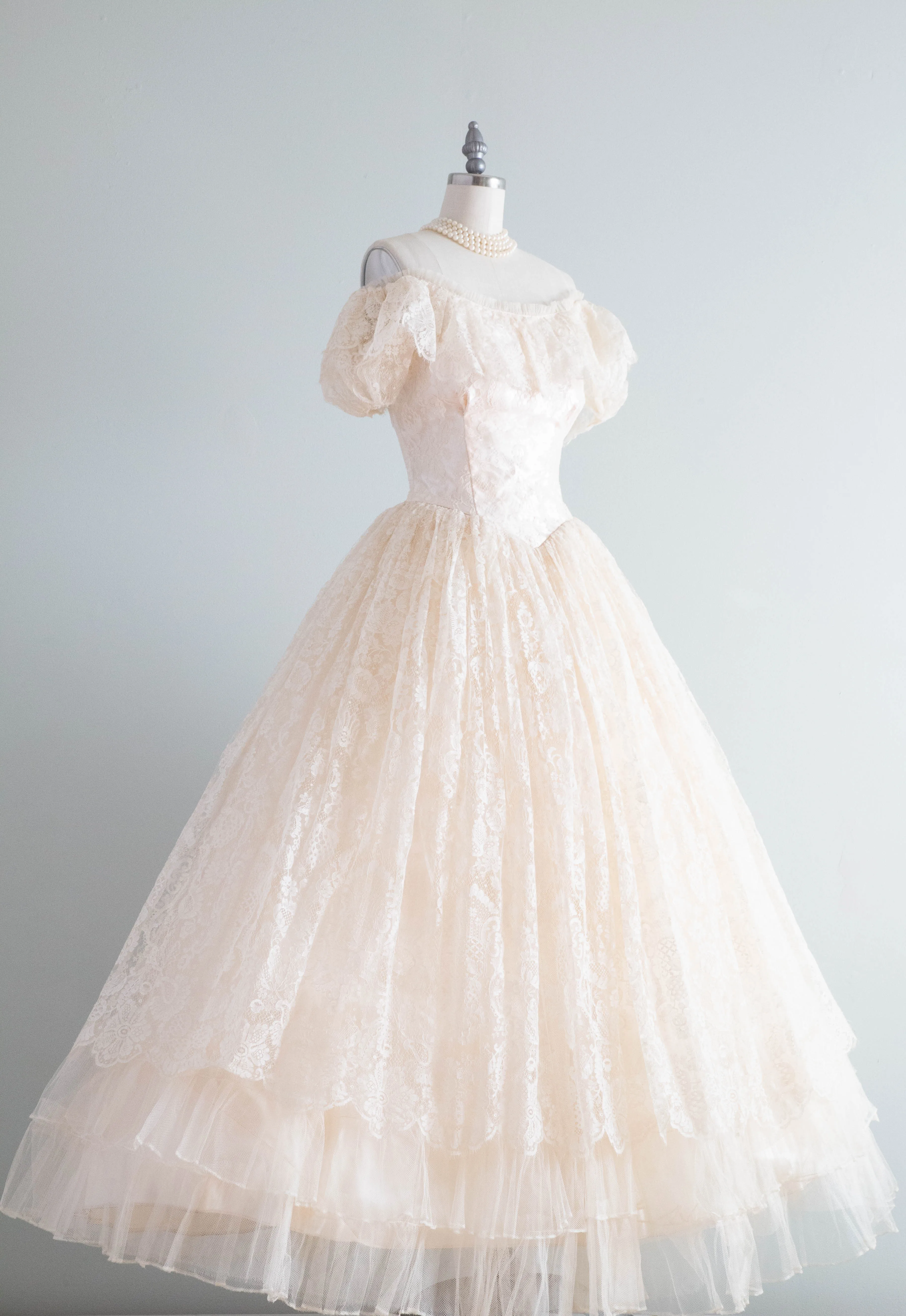 Breathtaking 1950's Chantilly Lace Wedding Dress In Blushing Ivory / Small