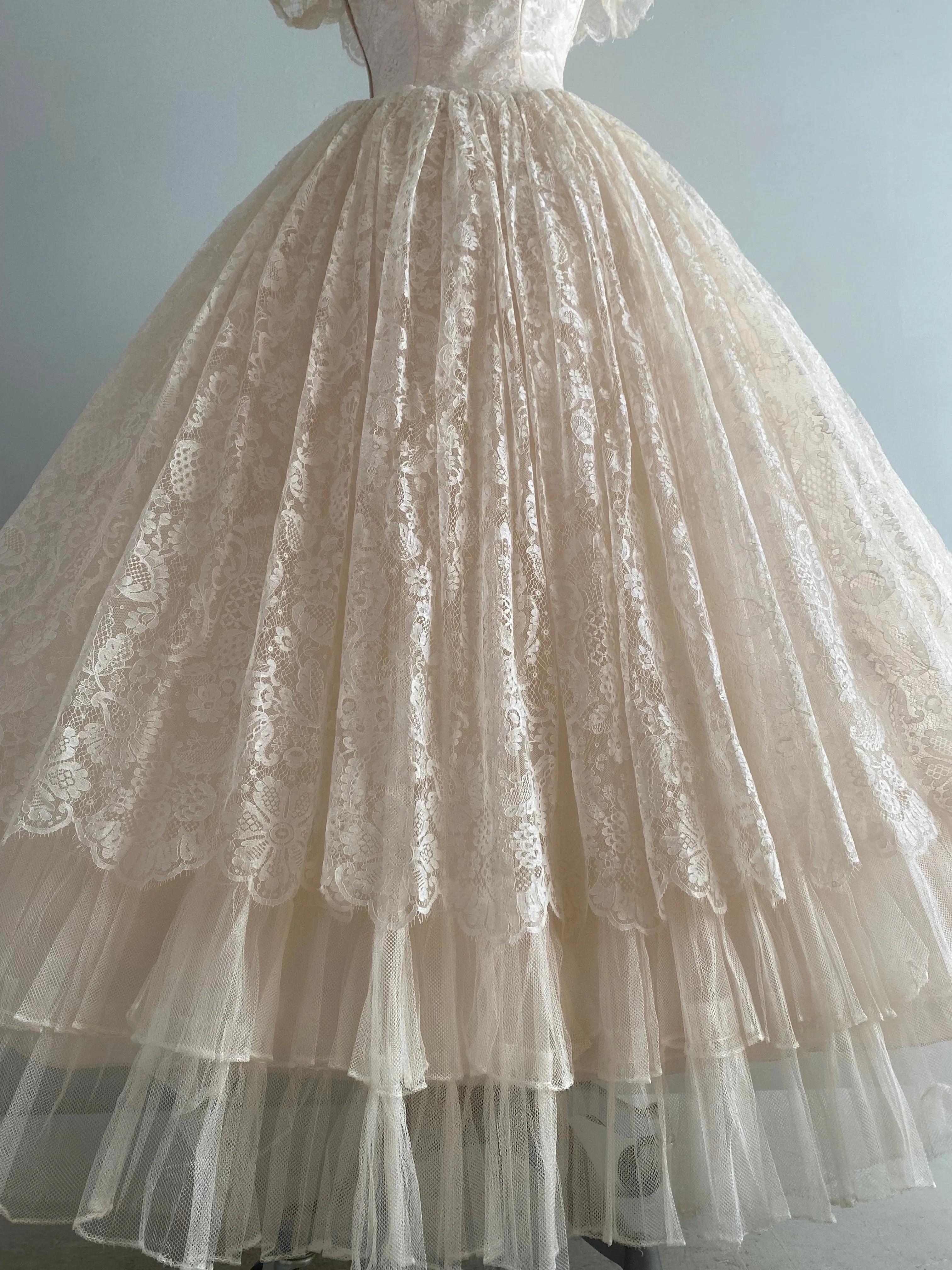 Breathtaking 1950's Chantilly Lace Wedding Dress In Blushing Ivory / Small