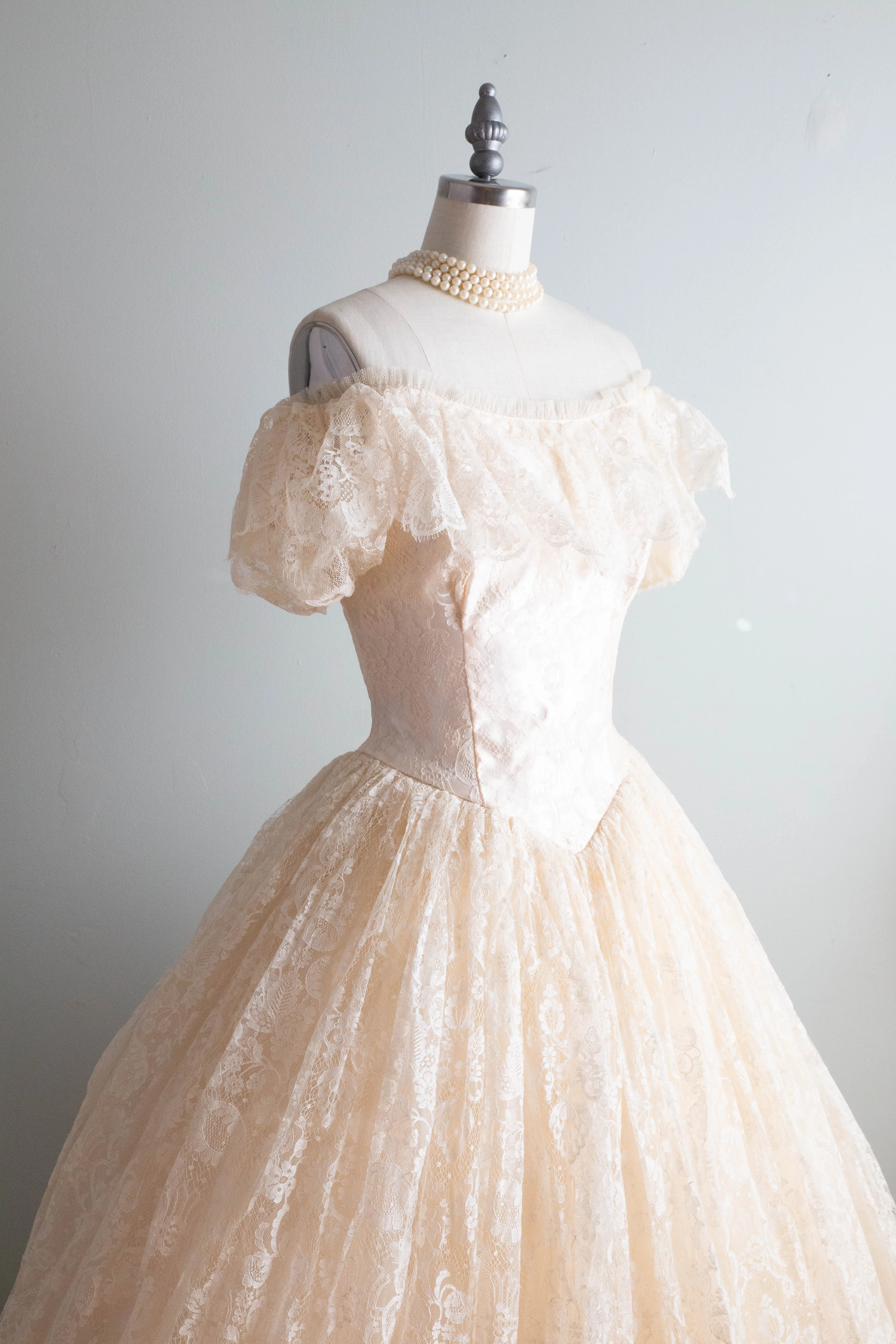 Breathtaking 1950's Chantilly Lace Wedding Dress In Blushing Ivory / Small