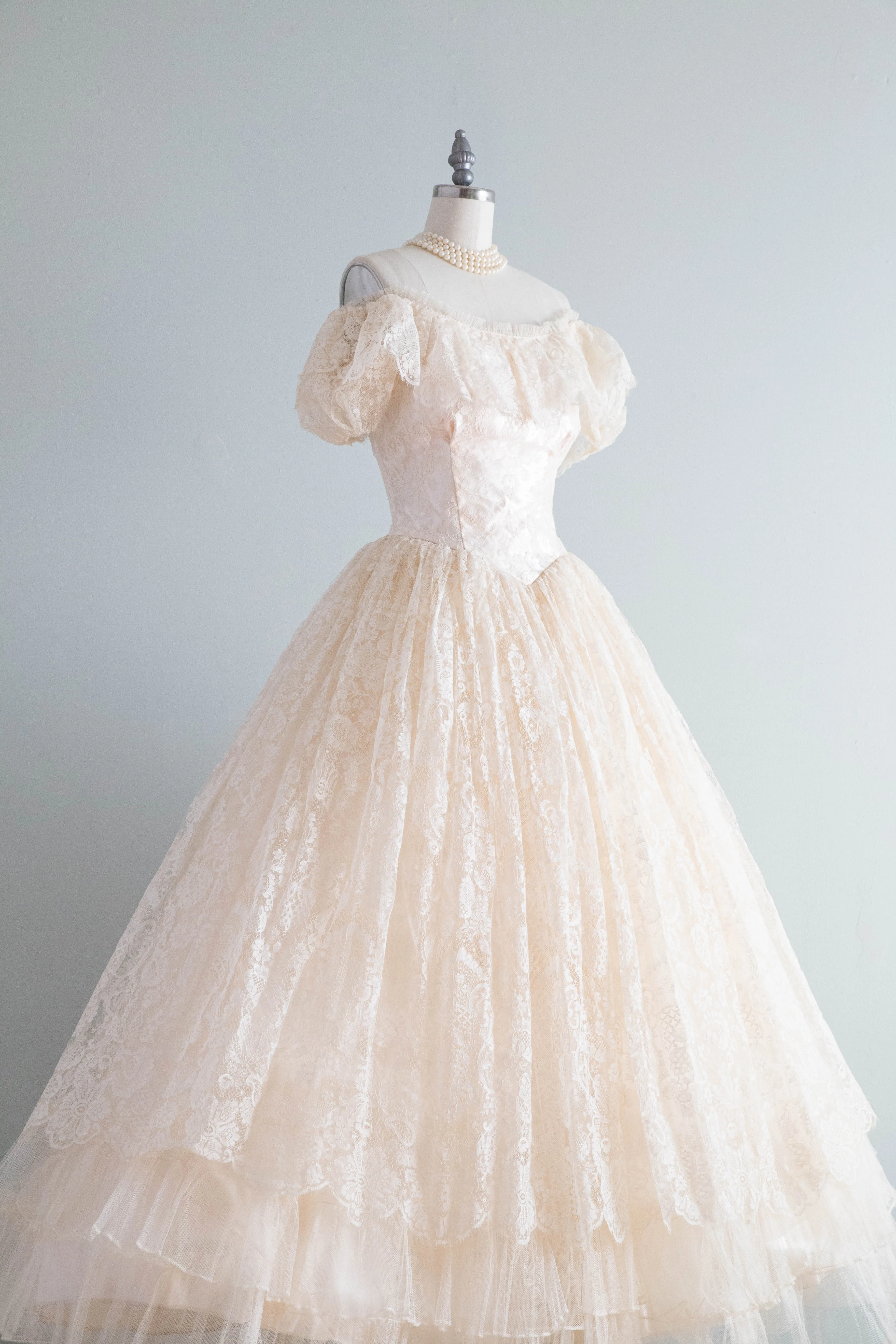 Breathtaking 1950's Chantilly Lace Wedding Dress In Blushing Ivory / Small